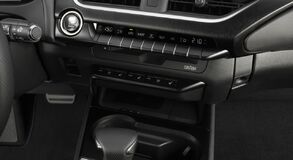 LEXUS UX: A KÜLSŐ VONALVEZETÉSE RAGAD MAGÁVAL, DE A BELSEJE EJT RABUL